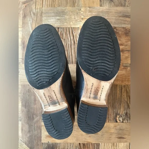 UGG women’s black leather zip boots - Picture 3 of 10